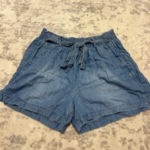 Jean shorts with a tie belt